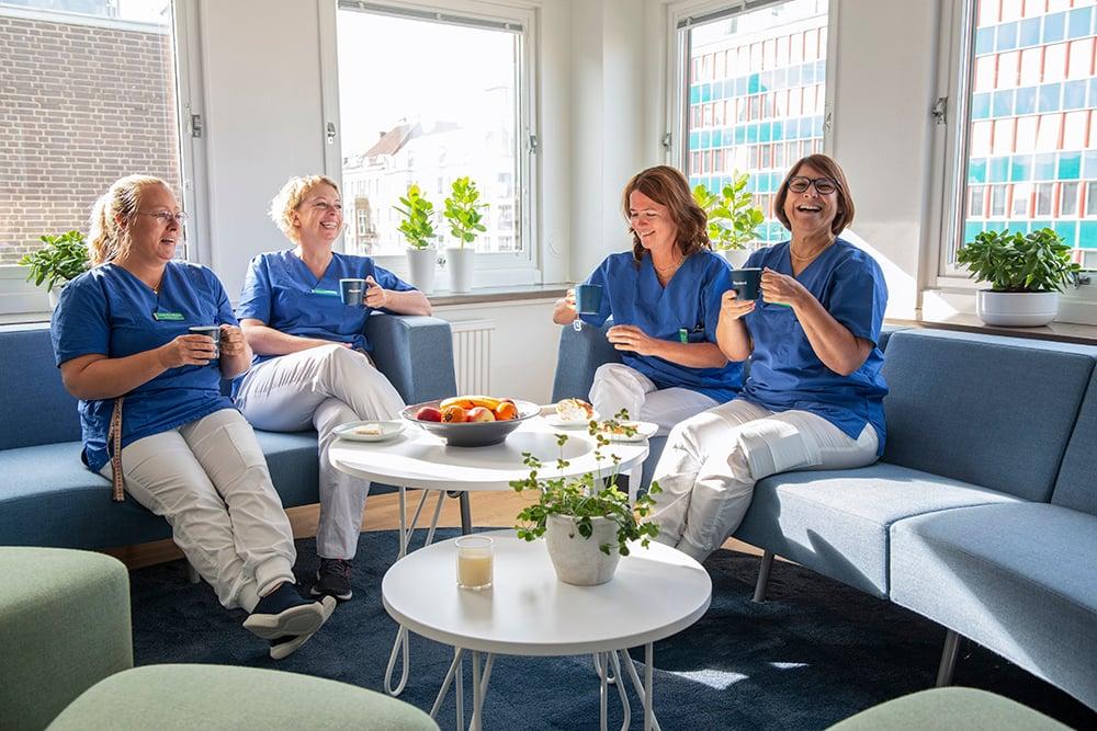fyra kvinnor som jobbar på Helsingborgs Specialisttandvård sitter ock fikar