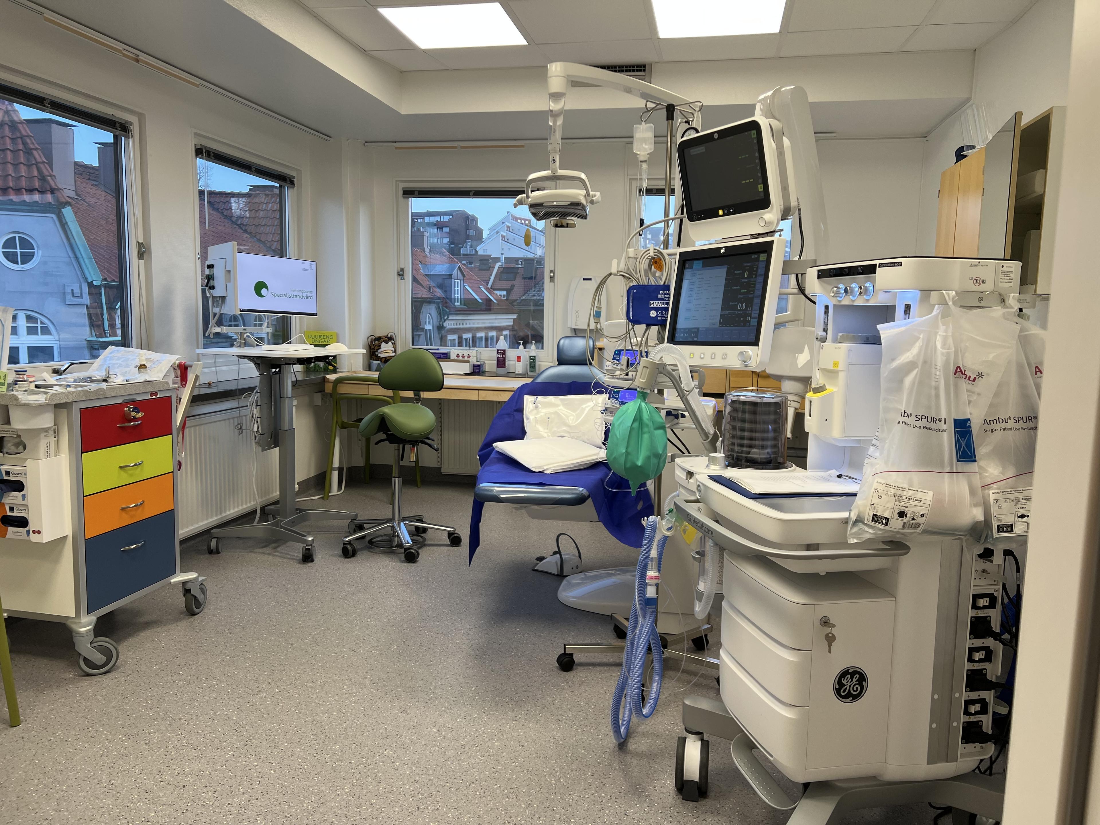 tandläkare visar instrument till barn