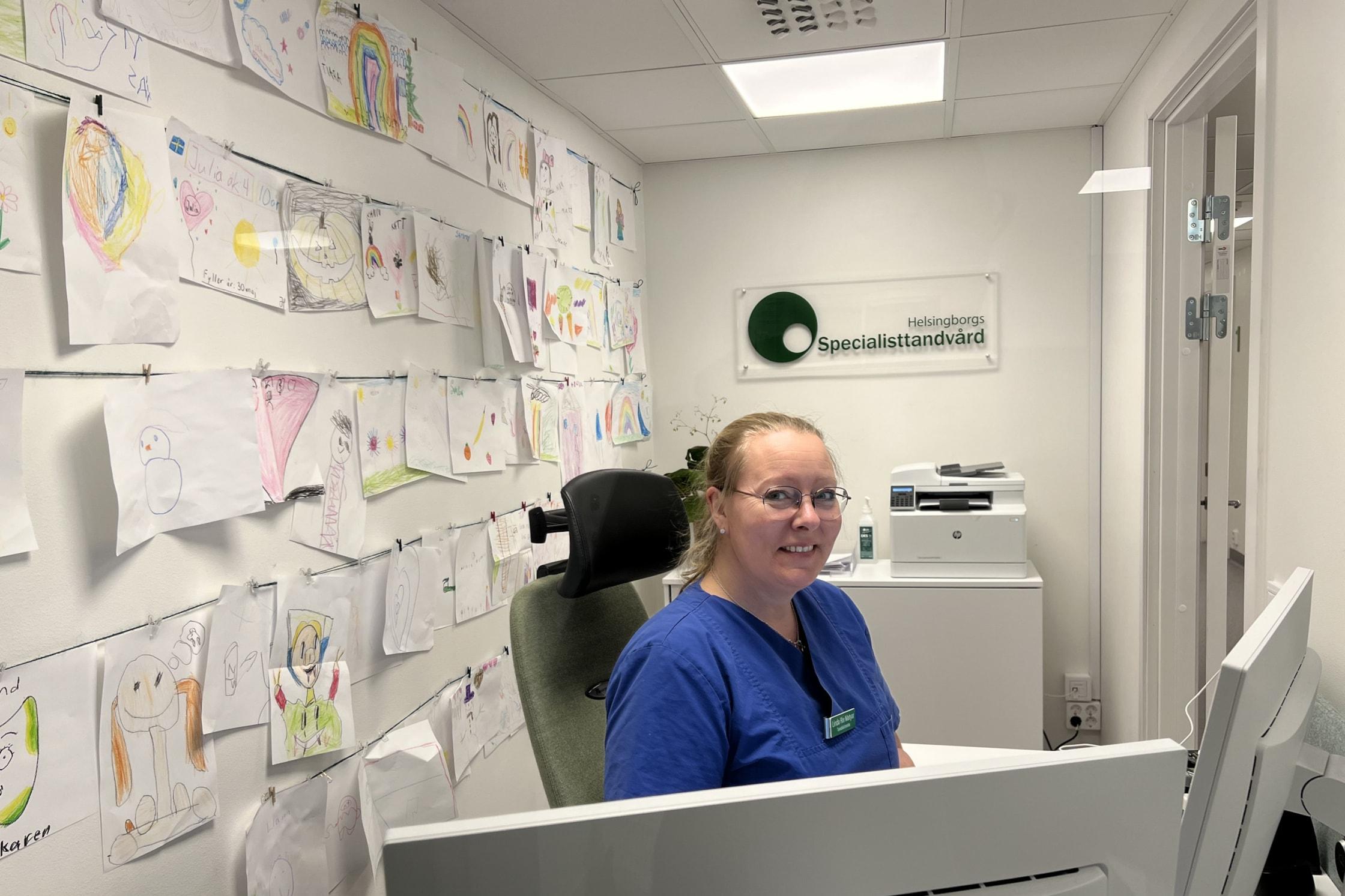 reception med ritningar som barnen har gjort