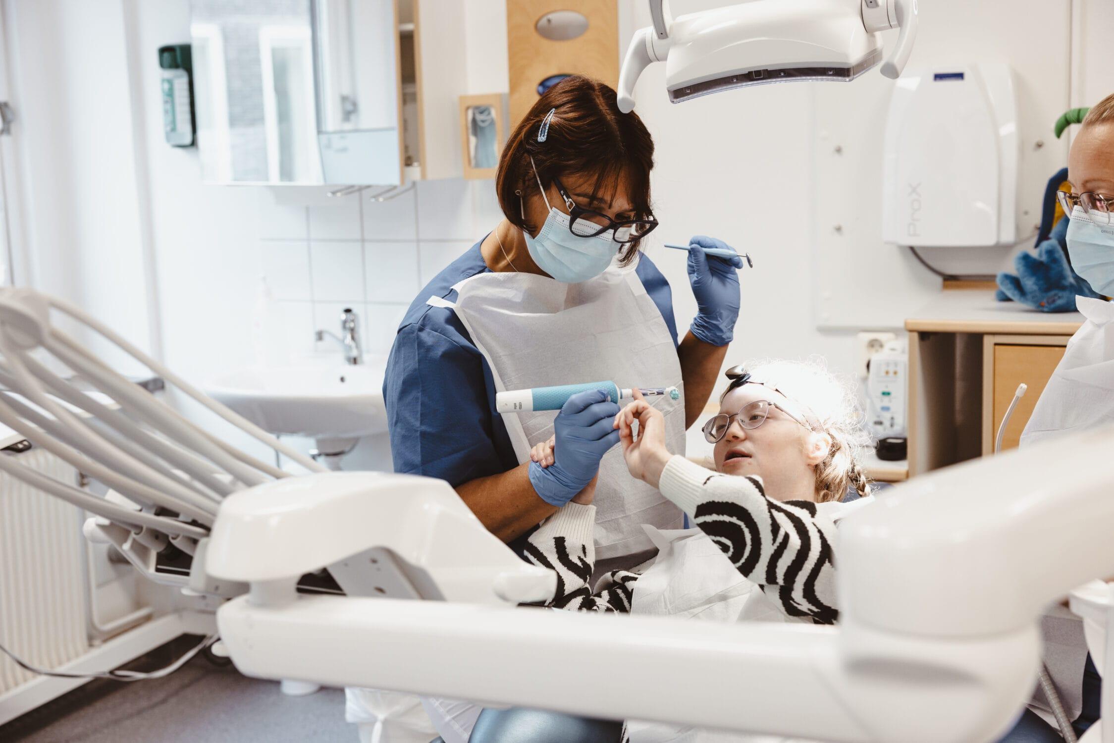 tandläkare leker med barn