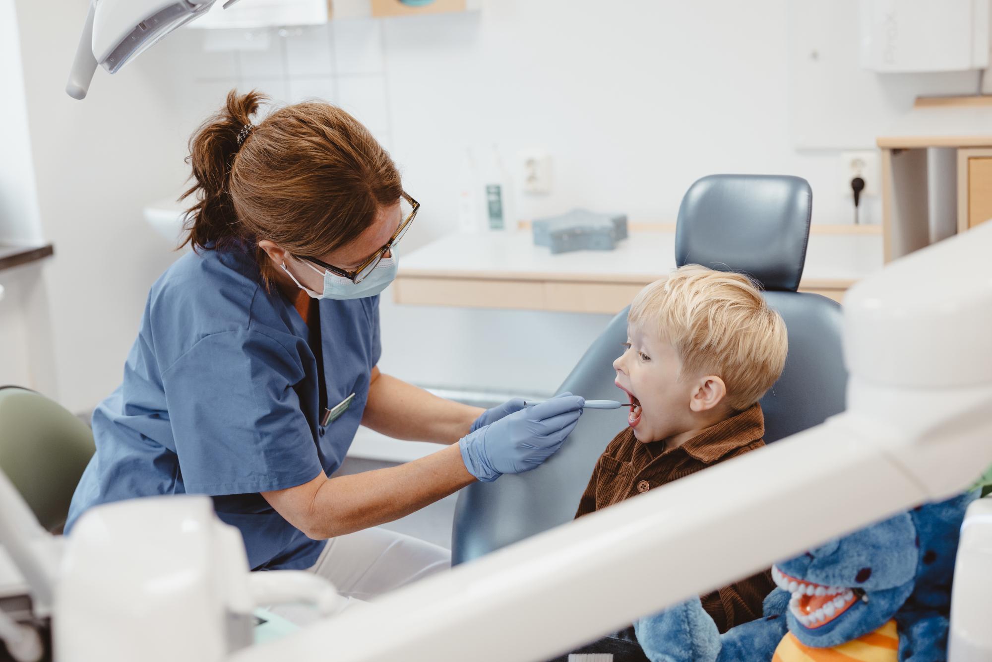 tandläkare visar instrument till barn