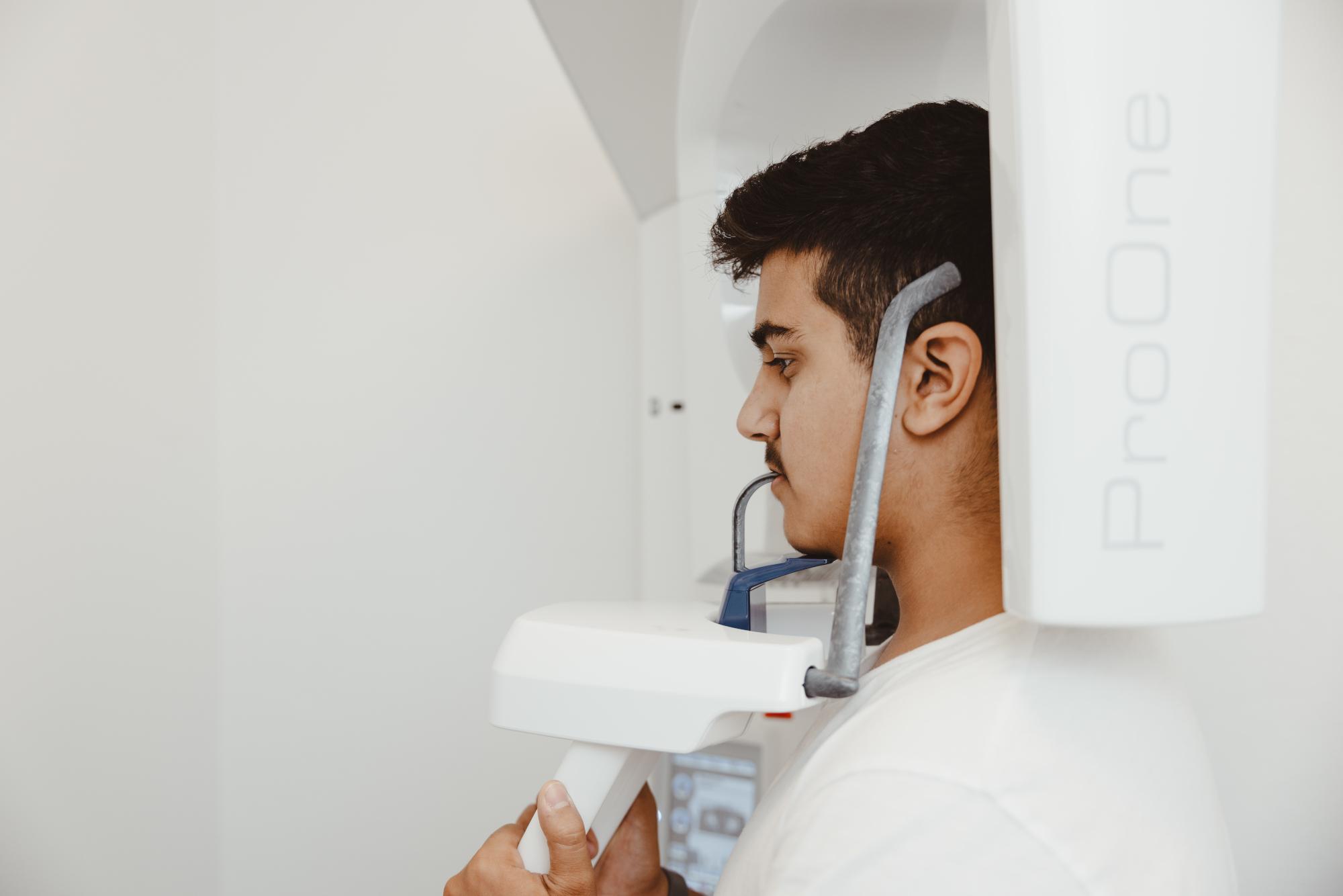 tandläkare visar instrument till barn